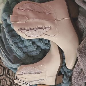 White Ankle Boots with Wavy Stitching and Pointed Toe